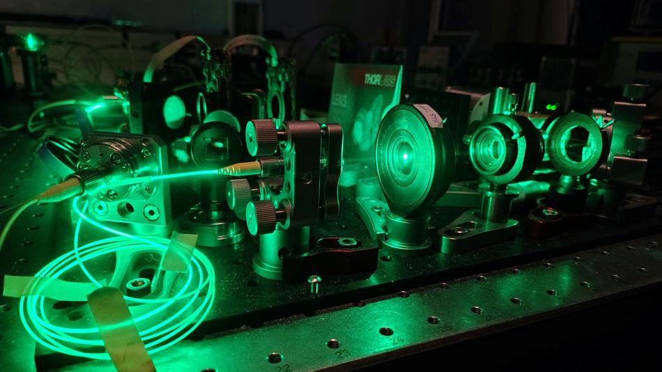 Optischer Aufbau im Labor mit grünem Laser