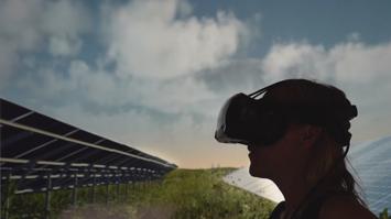 Person mit VR-Brille vor einer Solaranlage im Freien