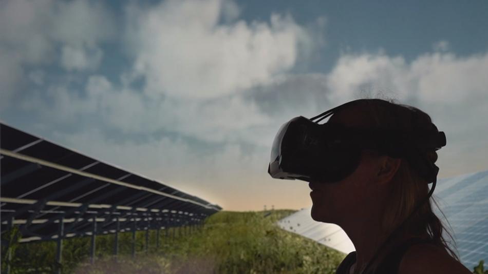 Person mit VR-Brille vor einer Solaranlage im Freien