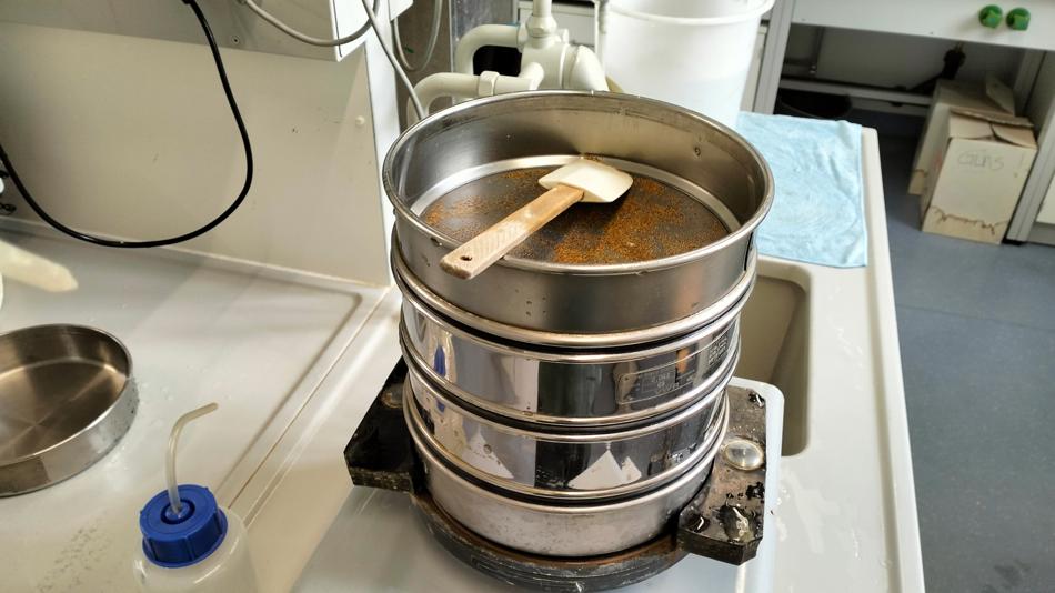 Gestapelter Siebturm zur Korngrößenanalyse mit Spatel