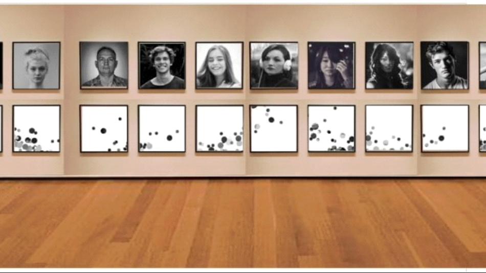 Galeriewand mit schwarz-weißen Porträtfotografien, darunter jeweils abstrakte Tafeln mit dunklen Punkten, in einem Ausstellungsraum mit Holzboden