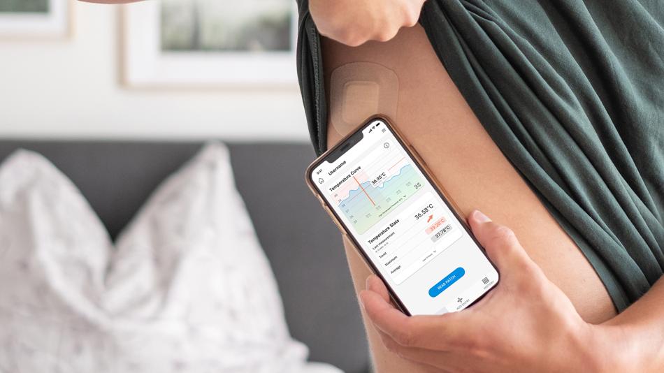 emperatur-Patch von SteadySense mit der Mikroelektronik von Infinoen. Der Anwender kann die Messdaten direkt auf Smartphone übertragen und auswerten lassen.