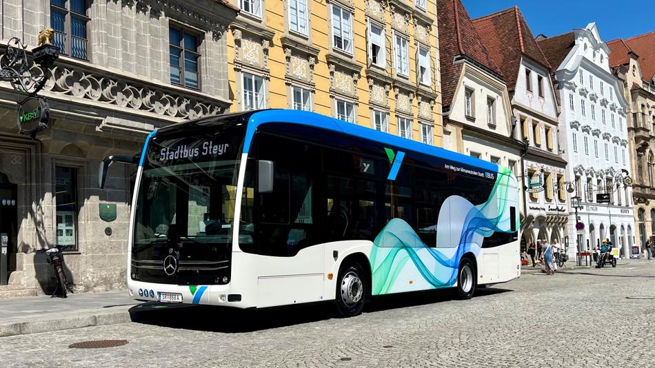 Neuer E-Bus der Stadtbetriebe am Steyrer Stadtplatz