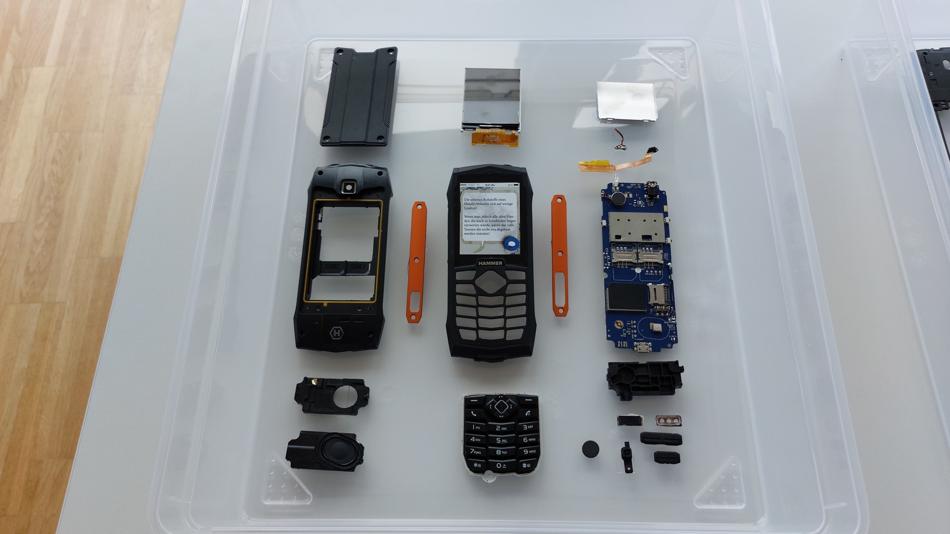 Ein zerlegtes Handy mit seinen Einzelteilen