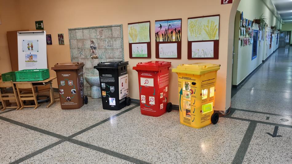 Infotonnen in Steyrer Volksschule