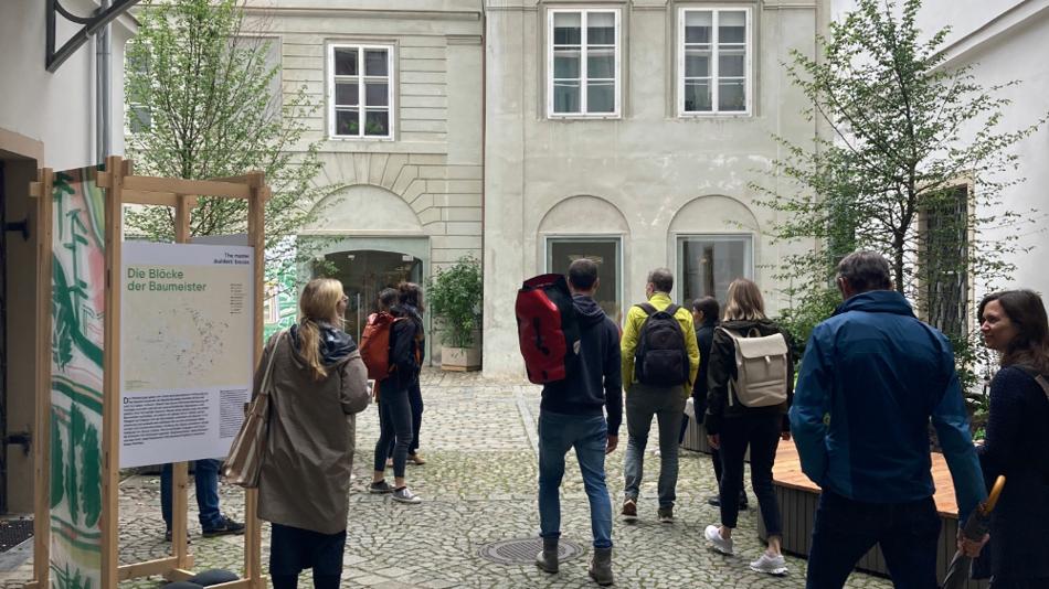 Das zweite Bild zeigt die Personen, die am Gehworkshop mitgehen, in Bewegung am Weg zur nächsten Station