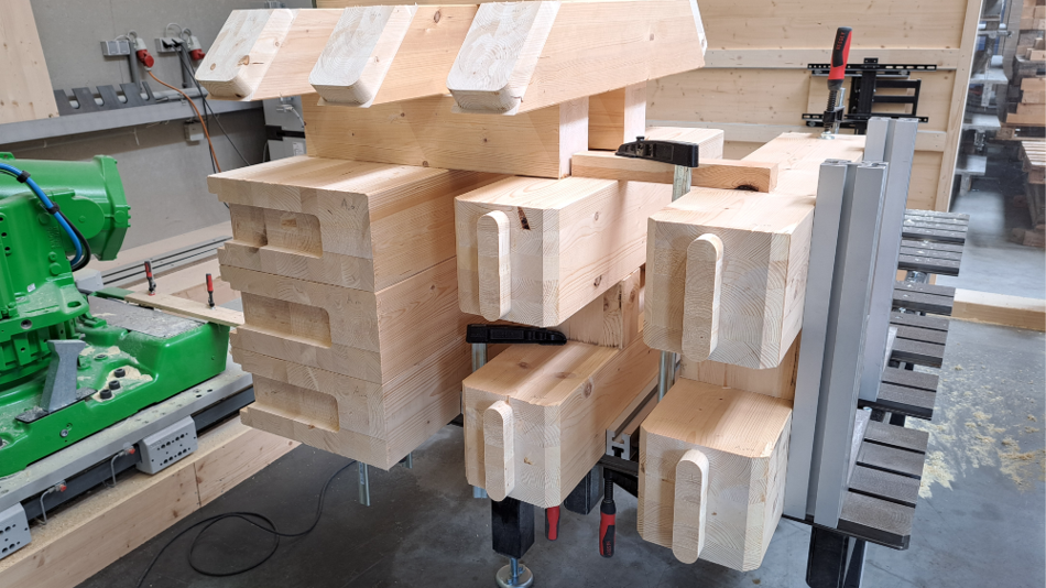Holzbauelemente mit präzisen Verbindungen in einer Werkstatt