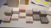 Verschiedene Materialwürfel aus mineralischen und biobasierten Baustoffen