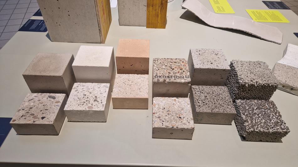 Verschiedene Materialwürfel aus mineralischen und biobasierten Baustoffen