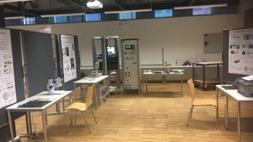 Ein Labor- und Ausstellungsraum mit Messgeräten, Monitoren und wissenschaftlichen Postern