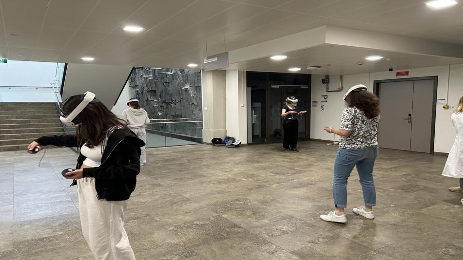 VR Brillen an Studierenden