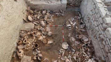 Ausgrabung eines Geschäftsviertels am Domitiansplatz in Ephesos, Türkei