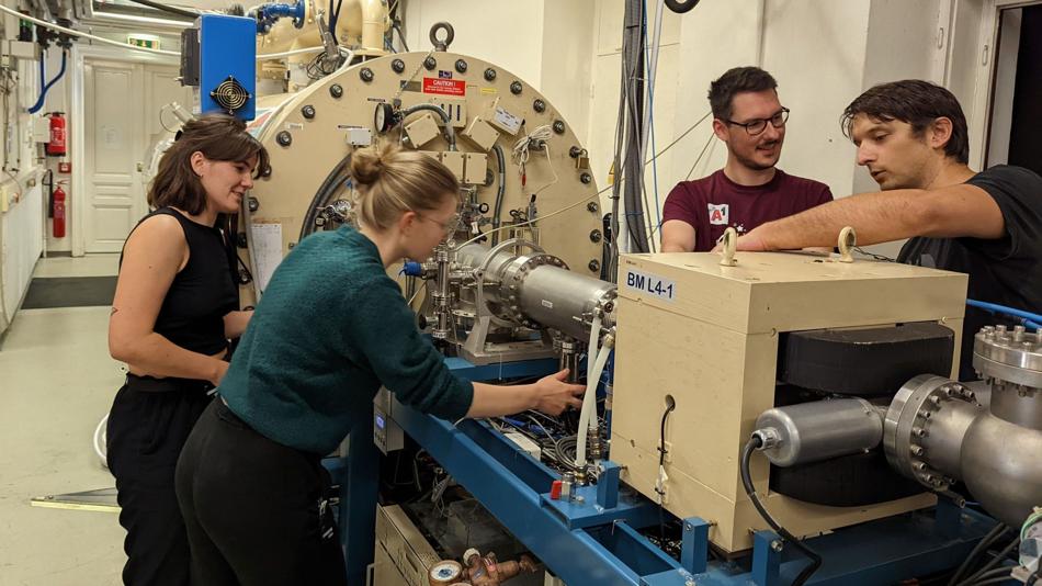 Studierende am Teichenbeschleuniger VERA