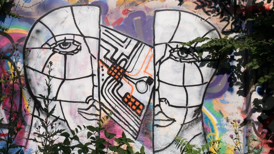 Foto eines Graffiti das einen abstrakten gespaltenen Kopf zeigt