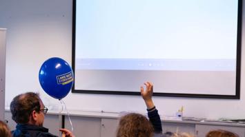 Publikum der Langen Nacht der Forschung während einer Präsentation