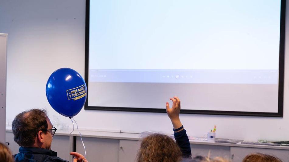 Publikum der Langen Nacht der Forschung während einer Präsentation