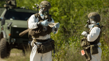 Einsatzkräfte bei der Messung im Feld