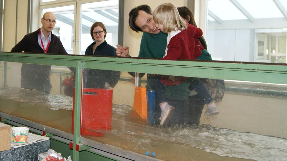 Brückenpfeiler im Fluss