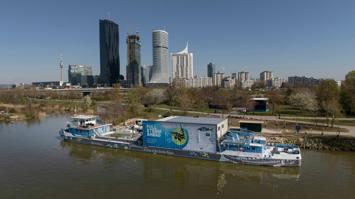 Blick von der Donau auf das LIFE-Boat
