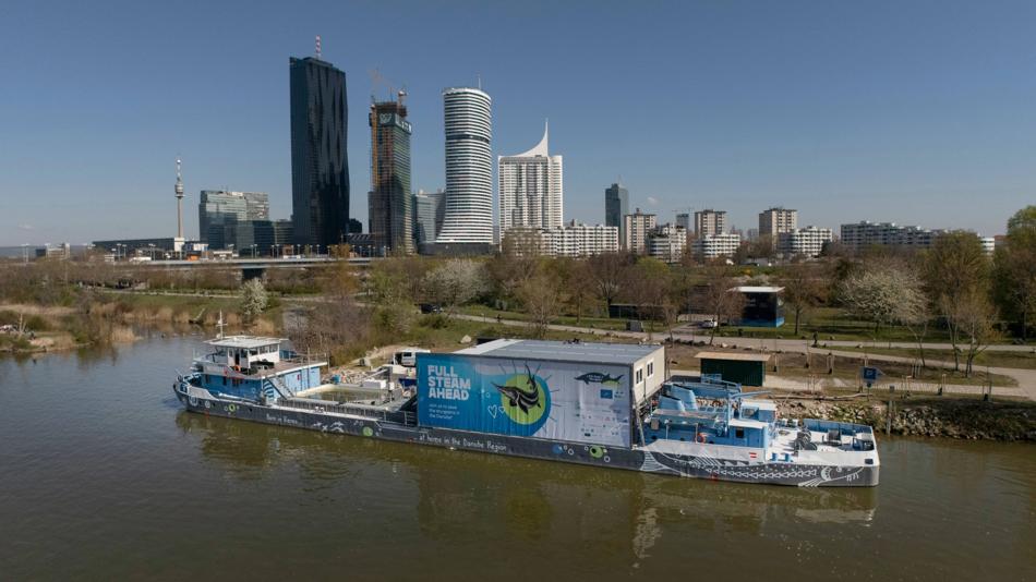 Blick von der Donau auf das LIFE-Boat