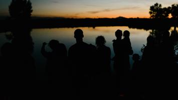 Menschen im Sonnenuntergang