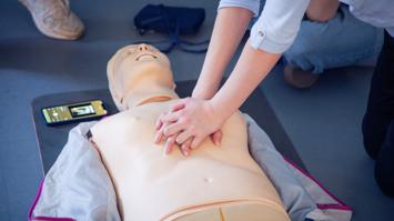 Reanimationstraining an einer Puppe