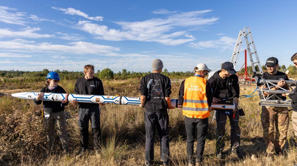 Rakete wird auf der Launchrail angebracht