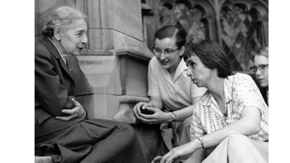 Lise Meitner mit Studentinnen (1959)