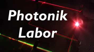 Photonik Labor Schriftzug mit Licht im Hintergrund