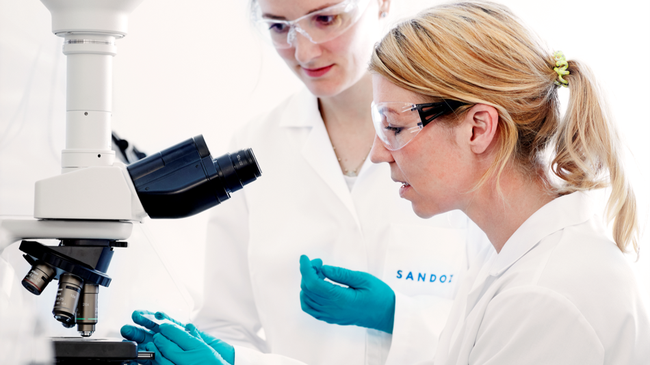 2 Wissenschaftlerinnen arbeiten an einem Mikroskop