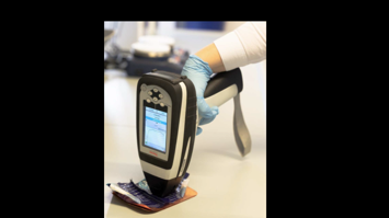 Handheld-Nahinfrarot Analysegerät zur Bestimmung der chemischen Zusammensetzung verschiedener Textilien.