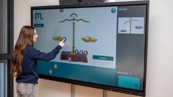 Ein Kind löst ein Optimierungsproblem.