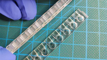 Handschuh und Plastik-Chips auf einer grünen Matte