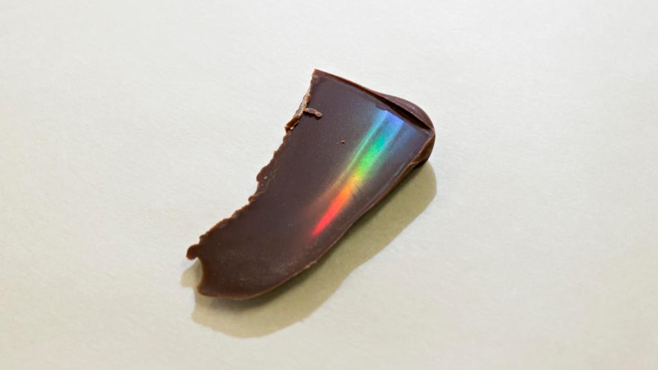 Ein Stück Schokolade mit bunden Farben