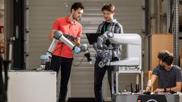 Forscher arbeiten mit dem Roboter im Testbed