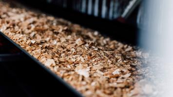 Förderband mit Hackschnitzel