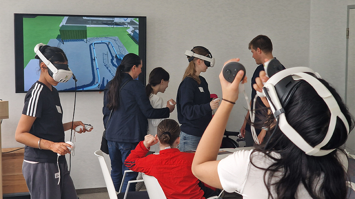 Schulklasse probiert mit Virtual Reality Brillen das Spiel aus