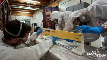 TU Studierende beim Bauen von Raketen