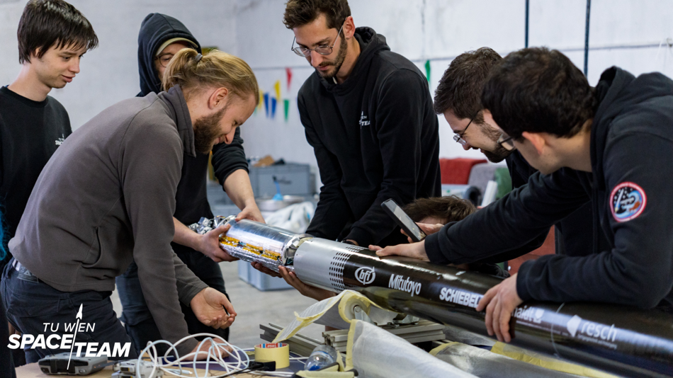 Studenten beim Bau von Raketen