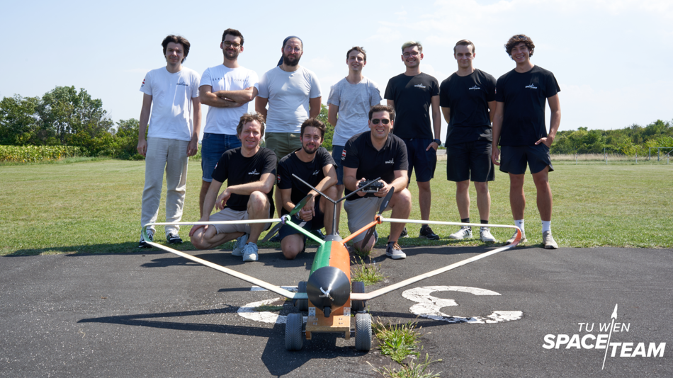 Studenten beim Testen ihrer Drohnen und Satelliten