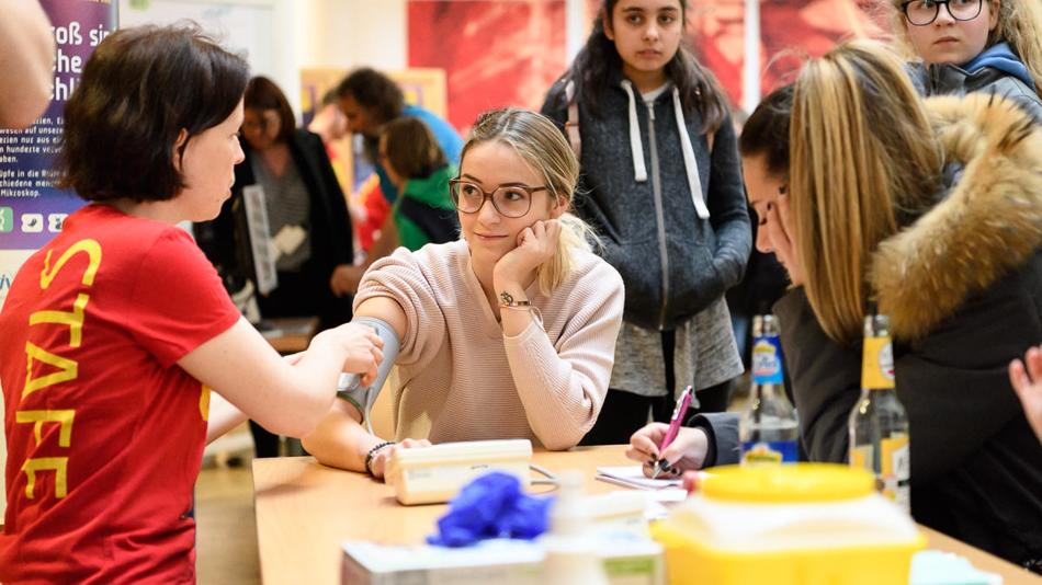 VIVIT-Station bei der Langen Nacht der Forschung, Frau bei Blutdruckmessung