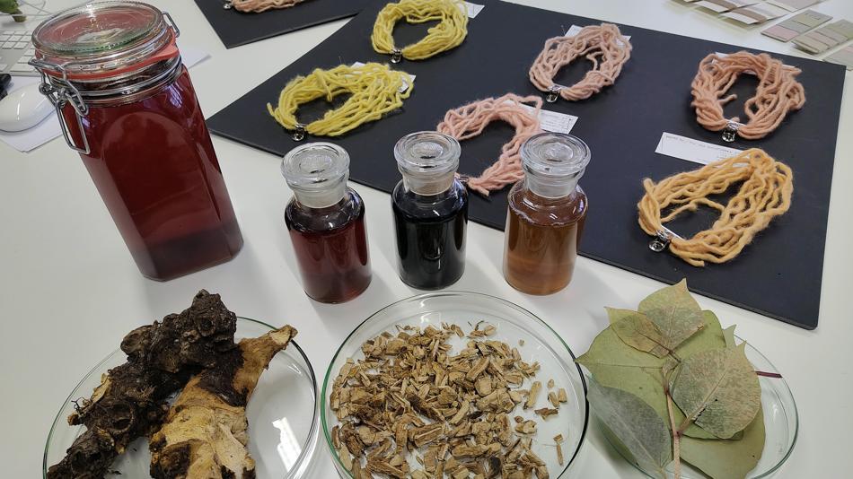 Tisch mit mehreren Blättern, Gläsern und Schnüren