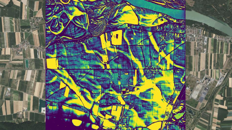 Satellitenkarte von einem Fluss und Feldern