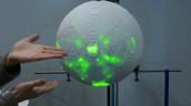 Weiße Halbkugel mit grünen Lichtern darauf
