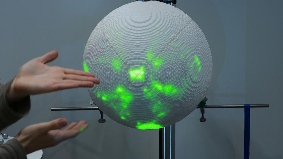 Weiße Halbkugel mit grünen Lichtern darauf