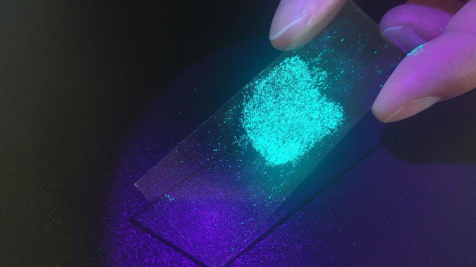 leuchtender Fingerabdruck auf Glas