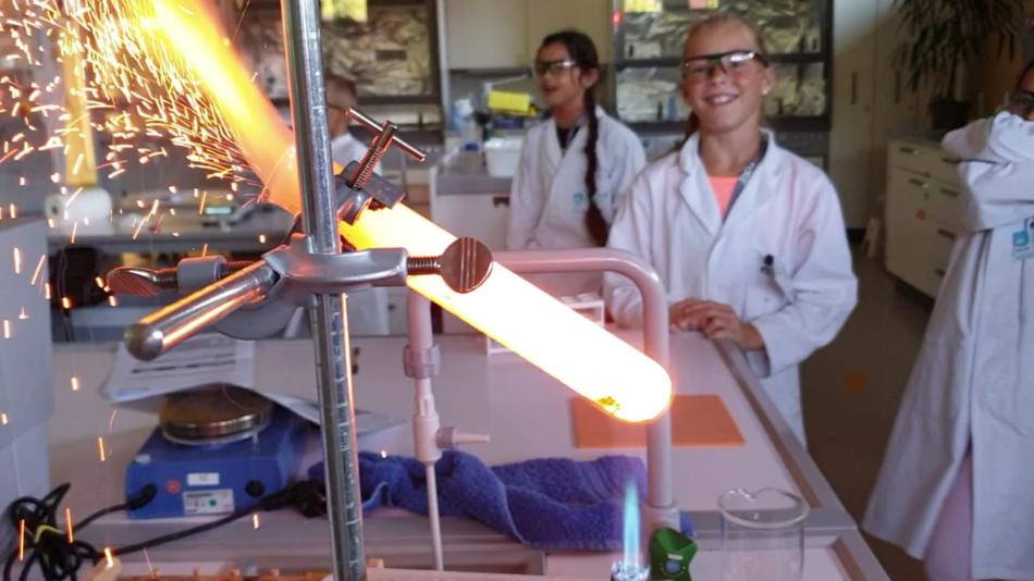 Schwarzpulver schießt aus Reagenzglas