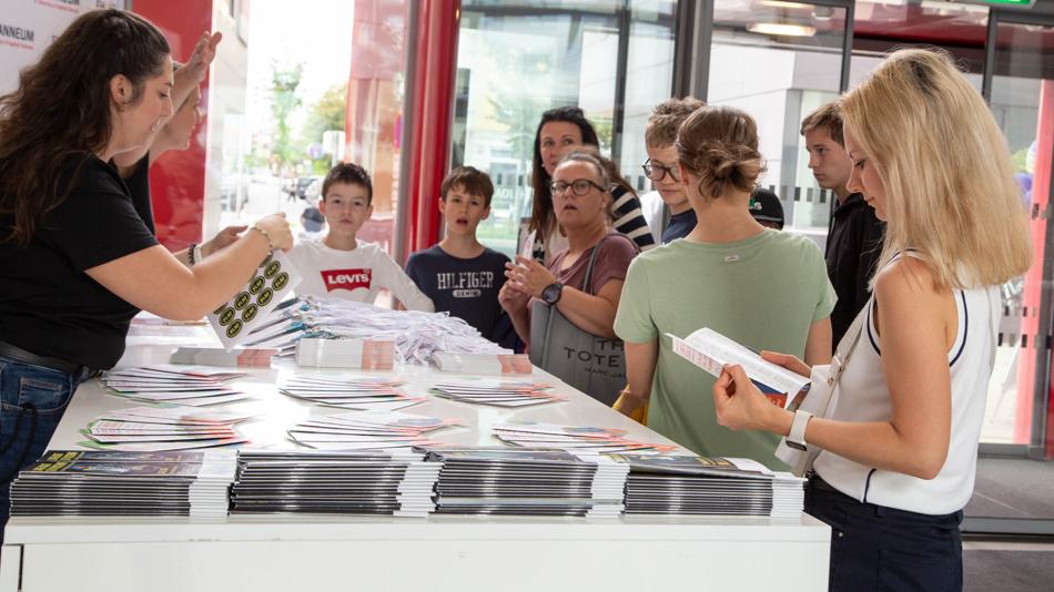 Das Bild zeigt Besucher:innen der Langen Nacht der Forschung