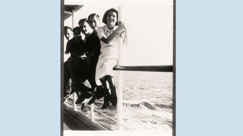 Jugendliche auf dem Schiff Galilea