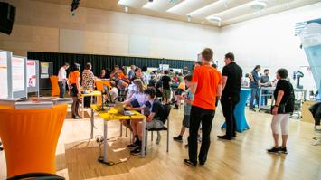 Das Bild zeigt Besucher:innen der Langen Nacht der Forschung